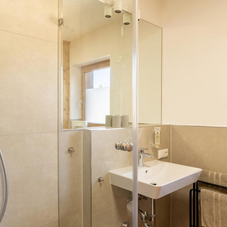 Dreimäderlhaus - Das vegetarische Boutique Hotel - Comfort Dreibettzimmer mit Straßenblick - 9