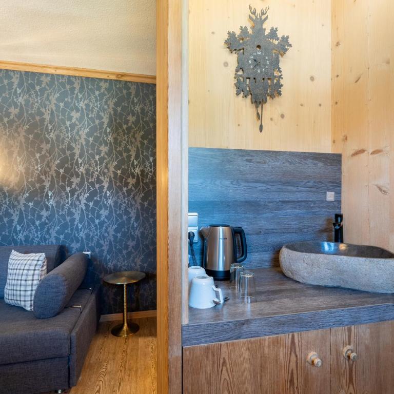 Dreimäderlhaus - Das vegetarische Boutique Hotel - Comfort Dreibettzimmer mit Straßenblick - 11