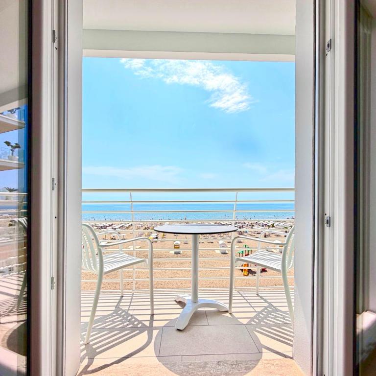 Hotel Royal Garnì - Camera Matrimoniale con Balcone e Vista Mare - 8