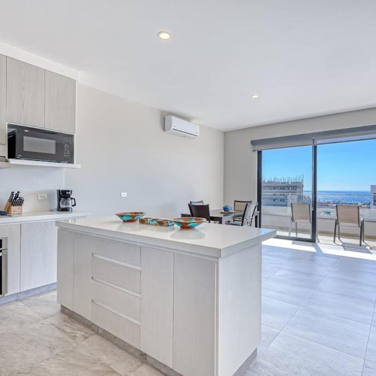 Stunning Oceanfront Luxury Apartment with spacious balcony– Perfect for Families - Casa - 9