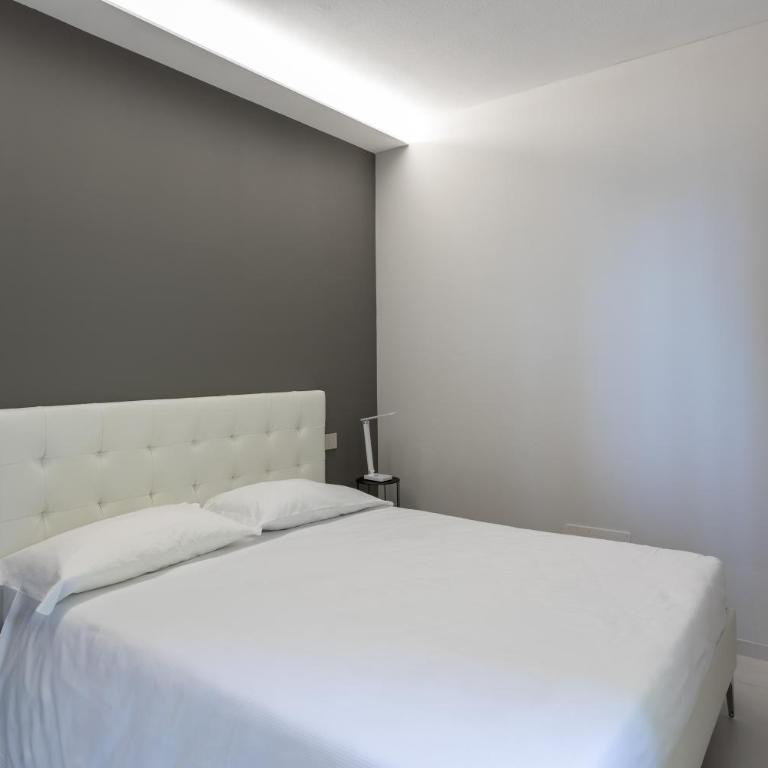 Elegant & Comfortable Modern Home with swimming pool - Two-Bedroom House - 25