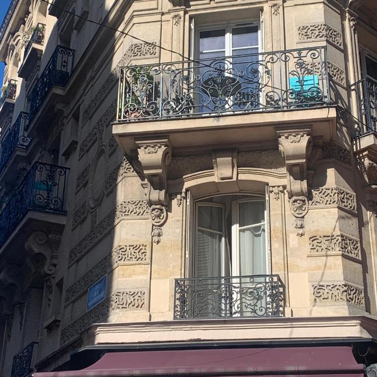 Magnifique appartement en face du métro Lamarck - Montmartre - Appartement 1 Chambre avec Balcon - 15