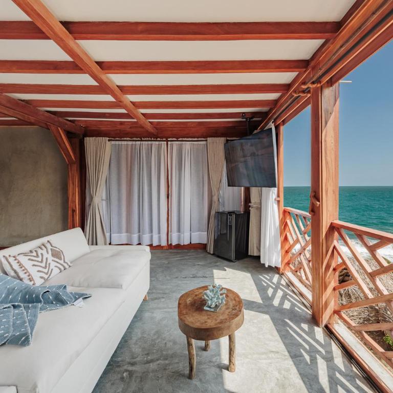Jaguar Beachfront Ecohotel & Spa - King Suite with Pool View - 7