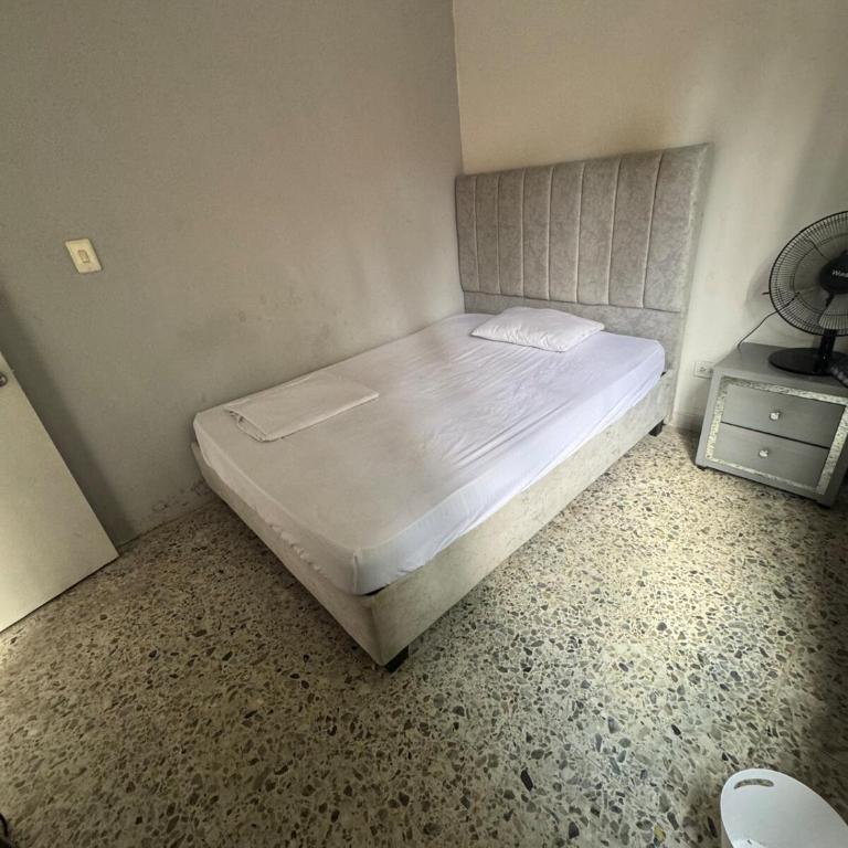 Nice room north of Cali, close to Granada - Double Room - 13