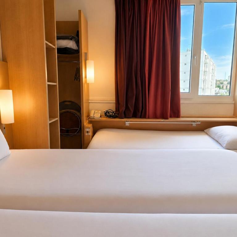 ibis Paris Porte d'Italie - Chambre Standard avec 2 Lits Simples et 1 Lit Enfant - 13