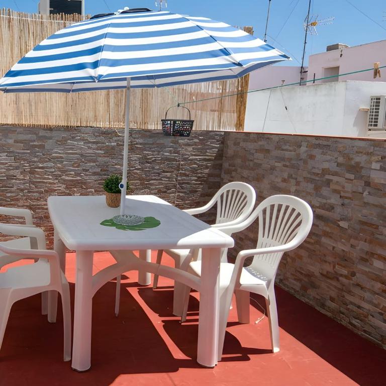 Casa vacacional en Conil centro con terraza privada solo para familias y parejas - Apartment - 1