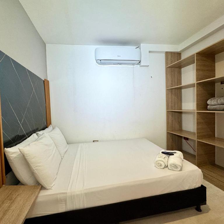 Urbanity Living La 70 Medellin - Double Room with Private Bathroom - 7