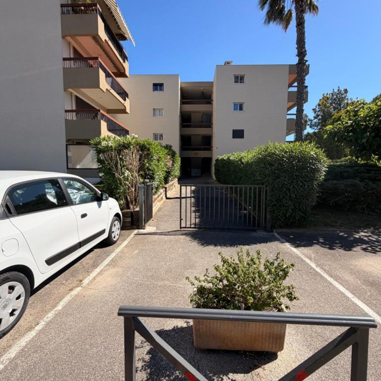 Le Lavandou Grand T2 avec terrasse et parking - Appartamento con 2 Camere da Letto - 2