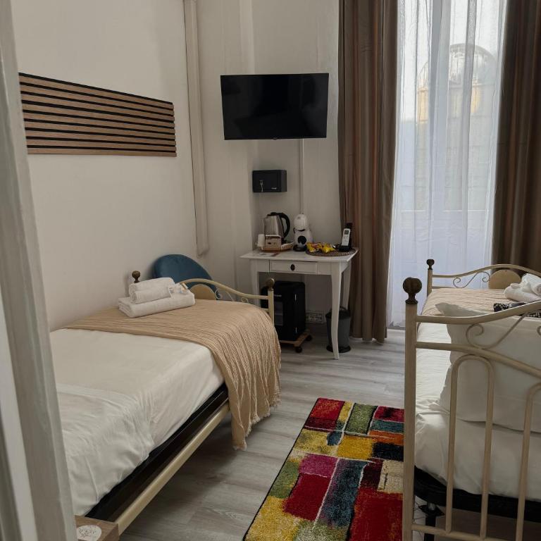 The Moon Guest Rooms - Camera Doppia con Letti Singoli e Bagno in Comune - 1