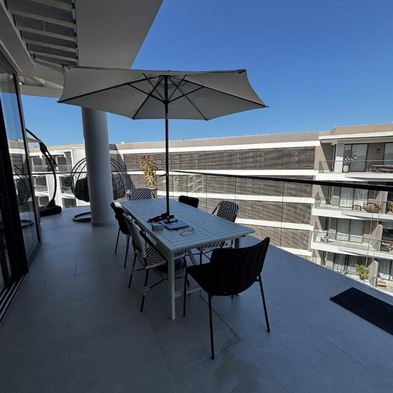 Beachfront Penthouse Spacious, Gym, Pool, 7PPL - Three-Bedroom Apartment - 7