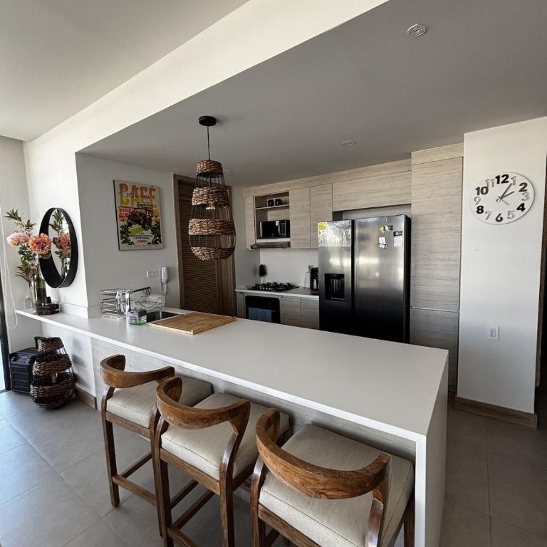 Beachfront Penthouse Spacious, Gym, Pool, 7PPL - Three-Bedroom Apartment - 9