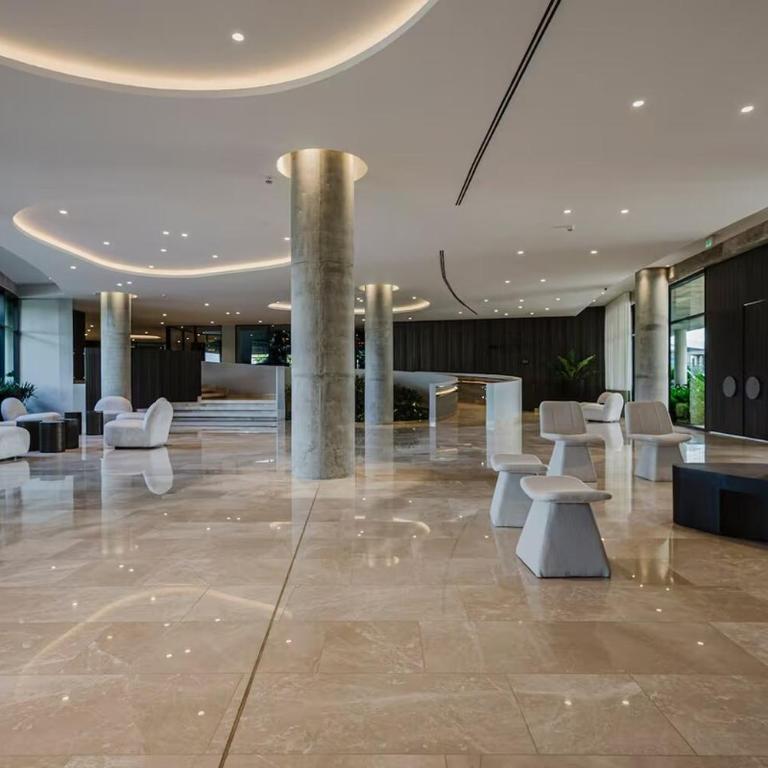 Beachfront Penthouse Spacious, Gym, Pool, 7PPL - Three-Bedroom Apartment - 12