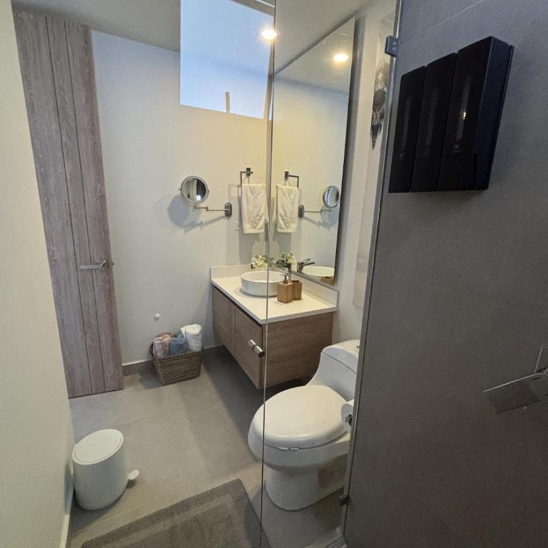 Beachfront Penthouse Spacious, Gym, Pool, 7PPL - Three-Bedroom Apartment - 13