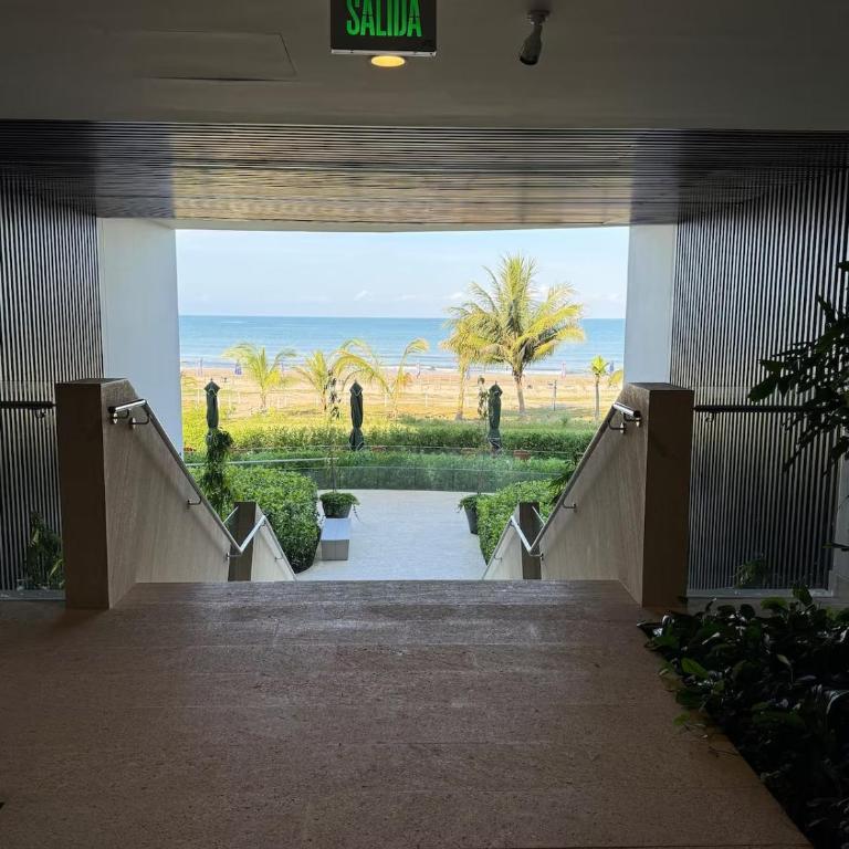 Beachfront Penthouse Spacious, Gym, Pool, 7PPL - Three-Bedroom Apartment - 22