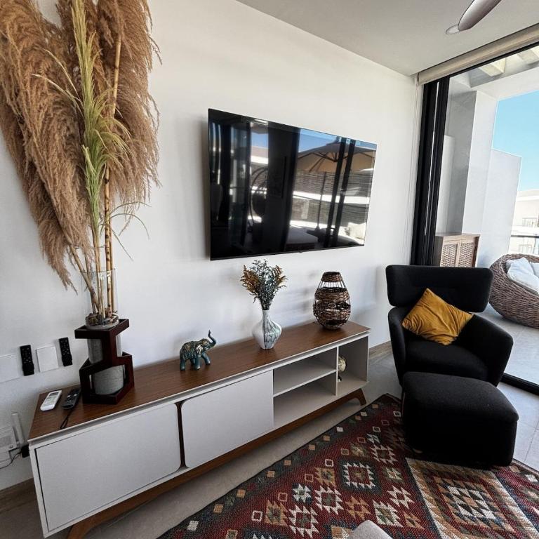 Beachfront Penthouse Spacious, Gym, Pool, 7PPL - Three-Bedroom Apartment - 43