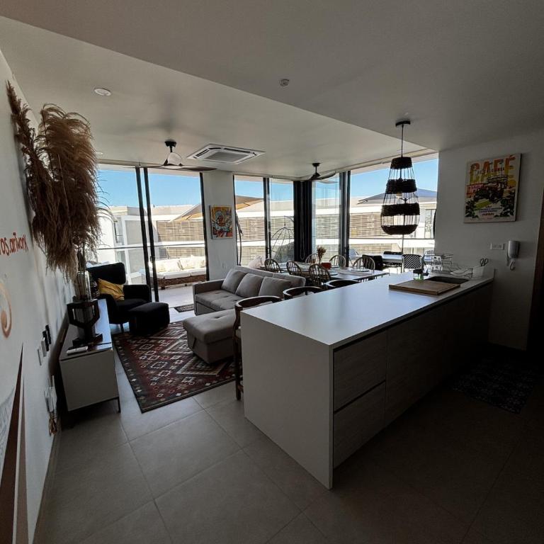 Beachfront Penthouse Spacious, Gym, Pool, 7PPL - Three-Bedroom Apartment - 60