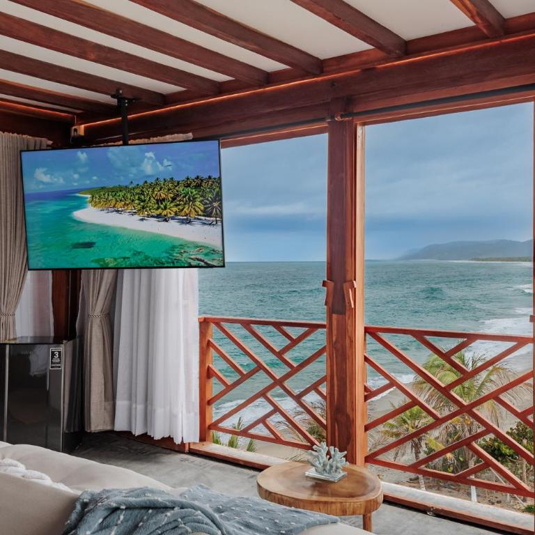 Jaguar Beachfront Ecohotel & Spa - King Suite with Pool View - 20