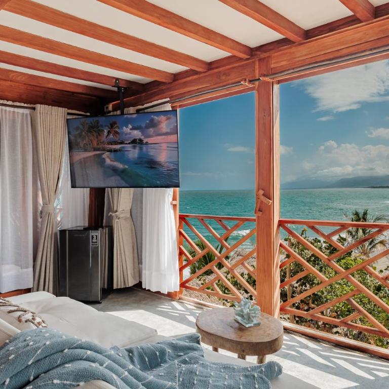 Jaguar Beachfront Ecohotel & Spa - King Suite with Pool View - 15