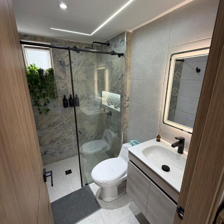 Moderno y Exclusivo Apto cerca a Jardín Plaza - Two-Bedroom Apartment - 8