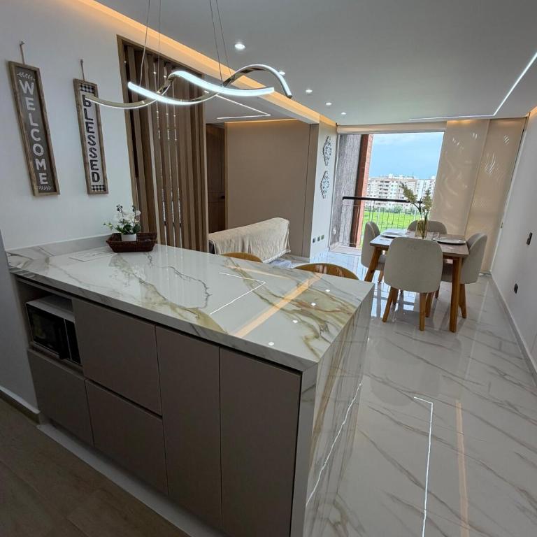 Moderno y Exclusivo Apto cerca a Jardín Plaza - Two-Bedroom Apartment - 10