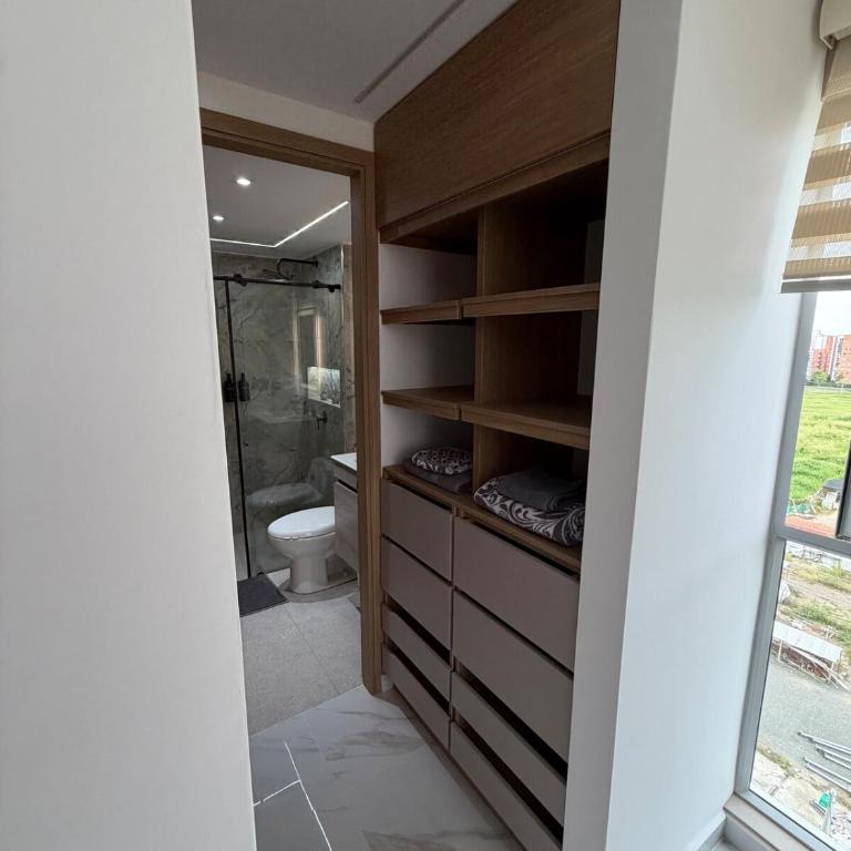 Moderno y Exclusivo Apto cerca a Jardín Plaza - Two-Bedroom Apartment - 15