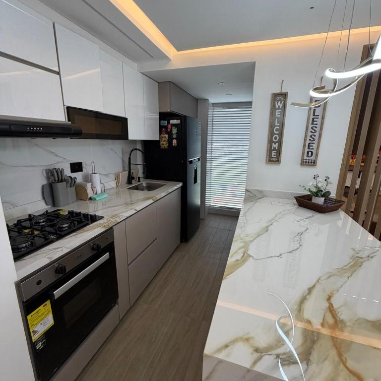 Moderno y Exclusivo Apto cerca a Jardín Plaza - Two-Bedroom Apartment - 28