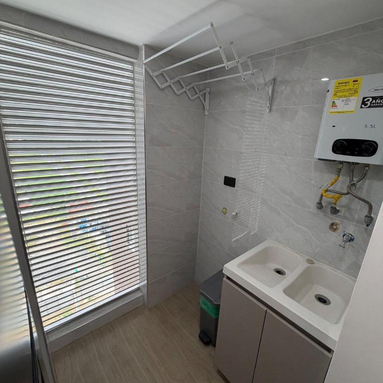 Moderno y Exclusivo Apto cerca a Jardín Plaza - Two-Bedroom Apartment - 35