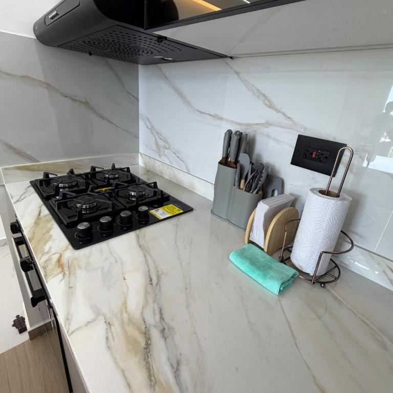 Moderno y Exclusivo Apto cerca a Jardín Plaza - Two-Bedroom Apartment - 36