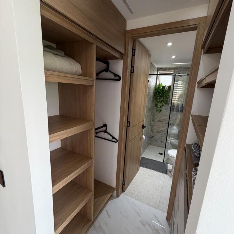 Moderno y Exclusivo Apto cerca a Jardín Plaza - Two-Bedroom Apartment - 40