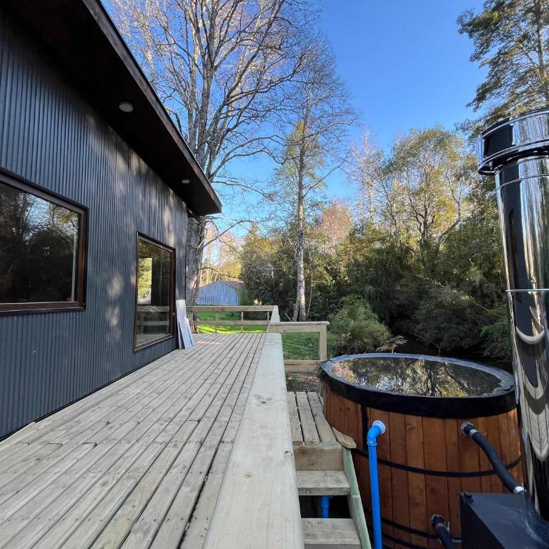 BUHO Cabin Cypress BBQ Smart TV Wood Hot Tub - Bungalow - 10