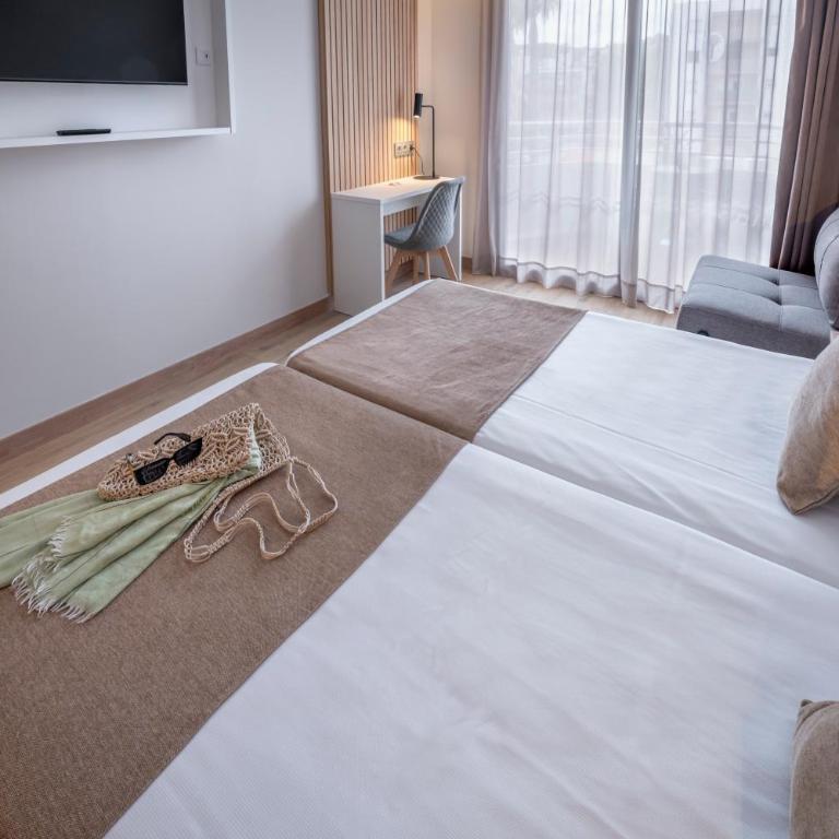 GHT Oasis Tossa & Spa - Habitación Doble con cama supletoria y balcón (2 adultos + 1 niño) - 13