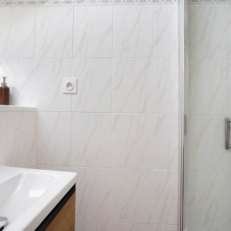 La Grange - Camping Le Mont Orel - - Chambre Quadruple avec Douche - 11