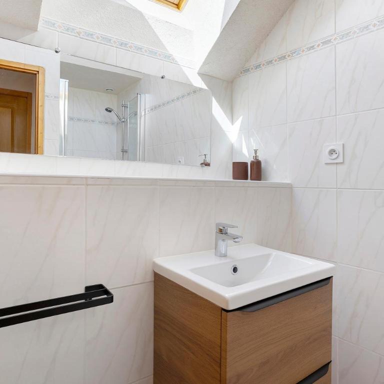 La Grange - Camping Le Mont Orel - - Chambre Quadruple avec Douche - 10