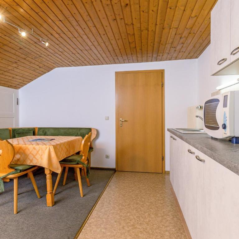 Landhaus Gstatter - Apartment mit 2 Schlafzimmern und Balkon - 2