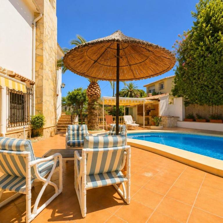 Planta baja independiente en villa con piscina - Appartement - 10