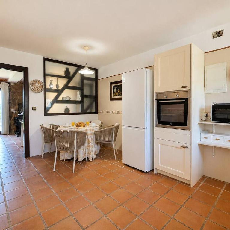 Planta baja independiente en villa con piscina - Appartement - 22
