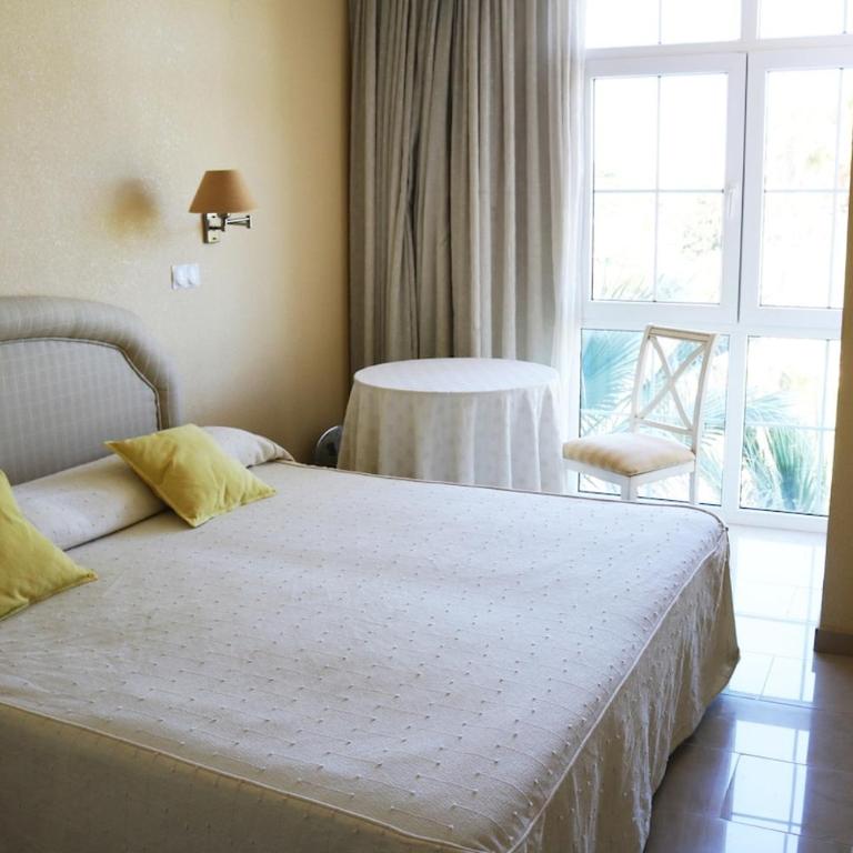 Magnificent apartment with a pool in Oliva Nova - Three-Bedroom Apartment with Balcony - 13