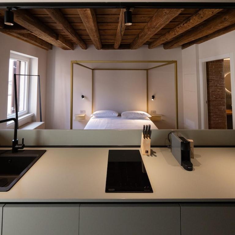 Design Suite Canopy Bed & Balcony by Arena - Apartment mit 1 Schlafzimmer - 12