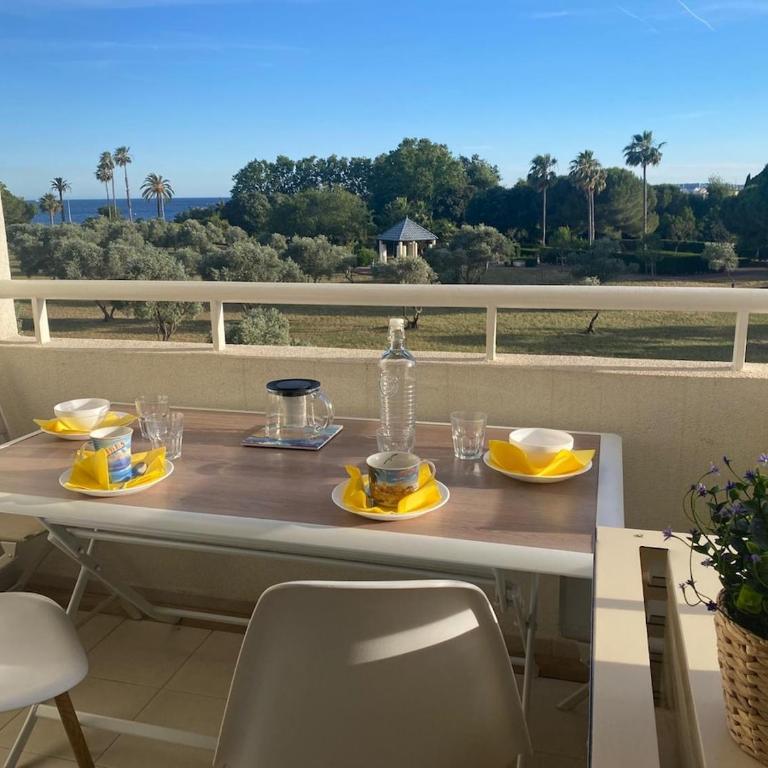 One-bedroom apartment with balcony, sea and park views, air conditioning, swimming pool and parking - One-Bedroom Apartment - 1