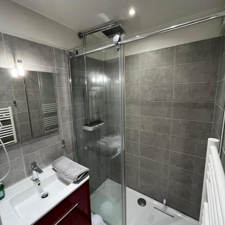 One-bedroom apartment with balcony, sea and park views, air conditioning, swimming pool and parking - One-Bedroom Apartment - 4