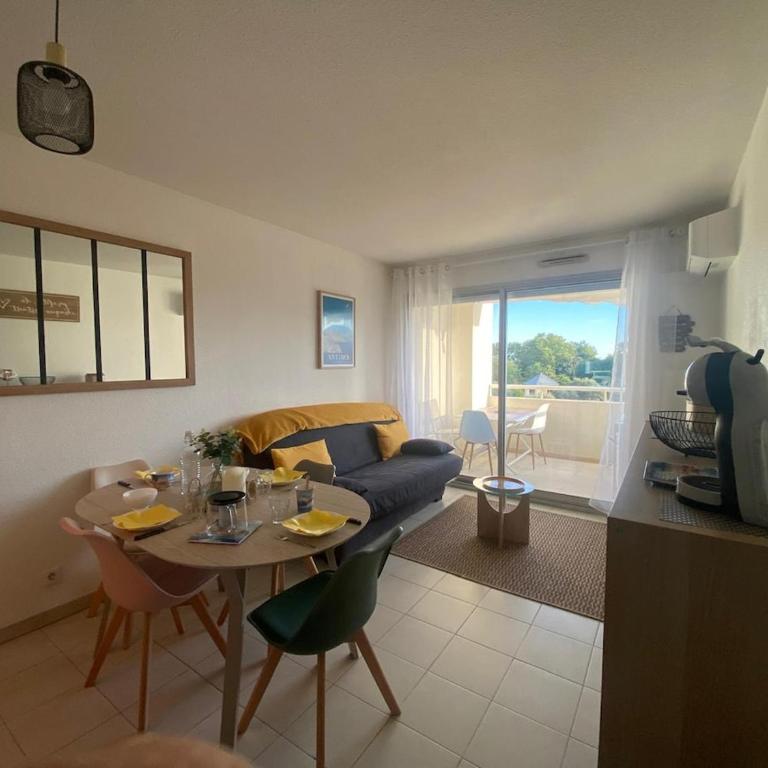 One-bedroom apartment with balcony, sea and park views, air conditioning, swimming pool and parking - One-Bedroom Apartment - 9