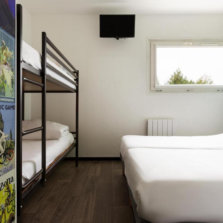 Hôtel F1 Reims Tinqueux - Chambre avec 4 Lits Simples et Salle de Bains - 1