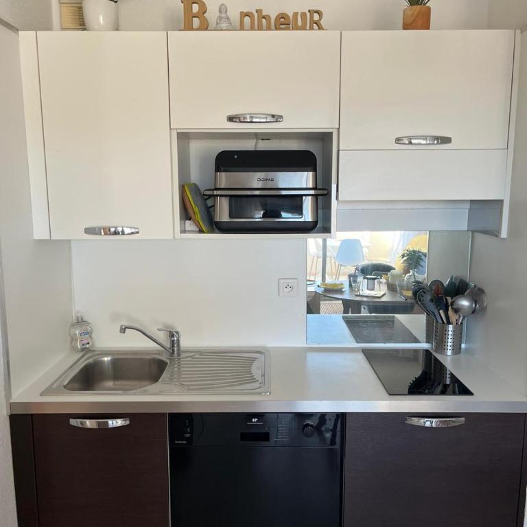 One-bedroom apartment with balcony, sea and park views, air conditioning, swimming pool and parking - One-Bedroom Apartment - 3