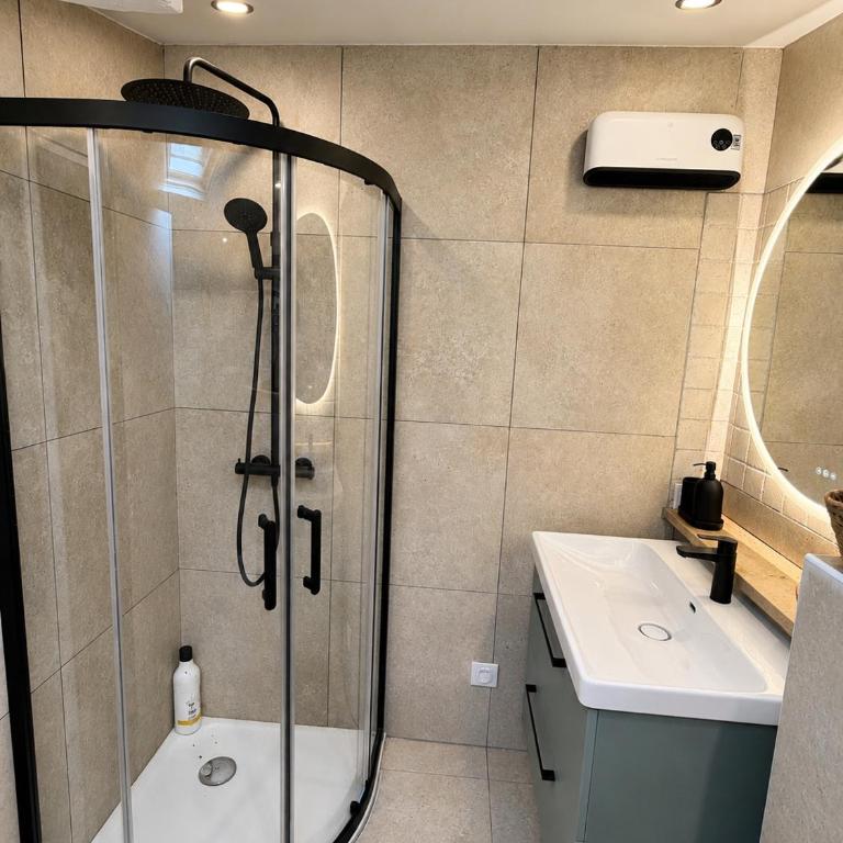 Maison indépendante au Clos de Vence avec jacuzzi privé et piscine partagée ouverte du 15 mai au 15 septembre au coeur de la nature - Maison de Vacances 3 Chambres - 5