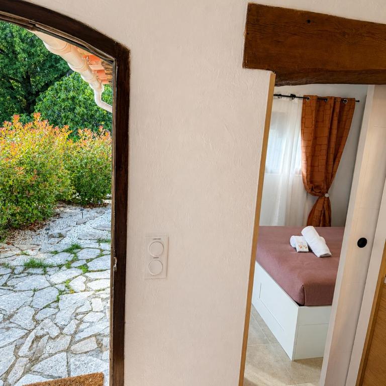 Maison indépendante au Clos de Vence avec jacuzzi privé et piscine partagée ouverte du 15 mai au 15 septembre au coeur de la nature - Maison de Vacances 3 Chambres - 6
