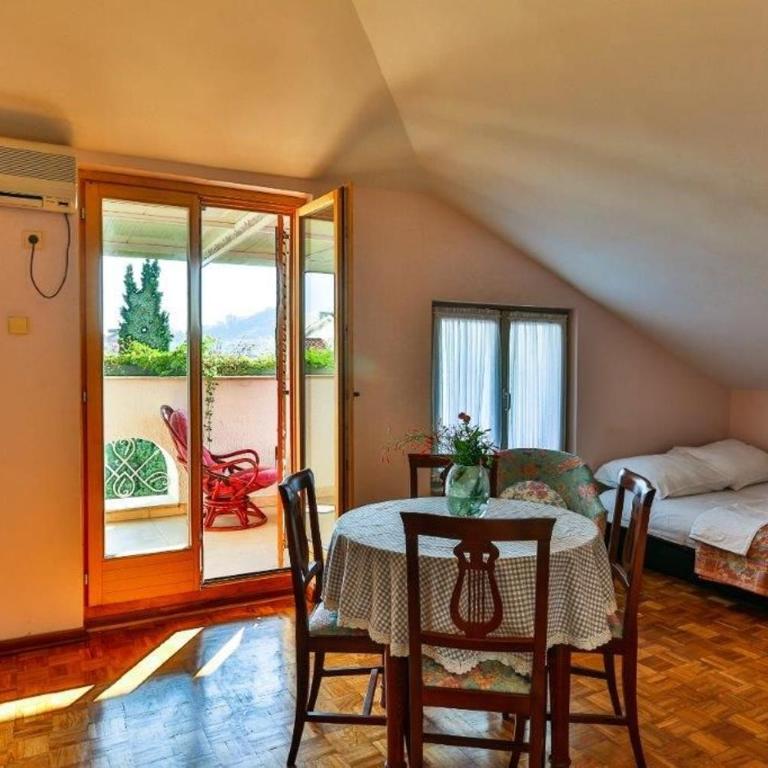 Villa Velzon Guesthouse - Apartment mit Terrasse (6 Erwachsene) - 1