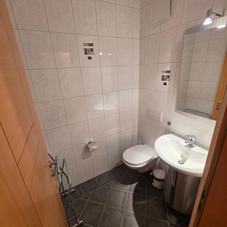Residenz Ambassador 5 Sterne Luxus Apartments in Leukerbad mit Wellness & Fitness - Deluxe Apartment mit Balkon und 2 Schlafzimmern - 6