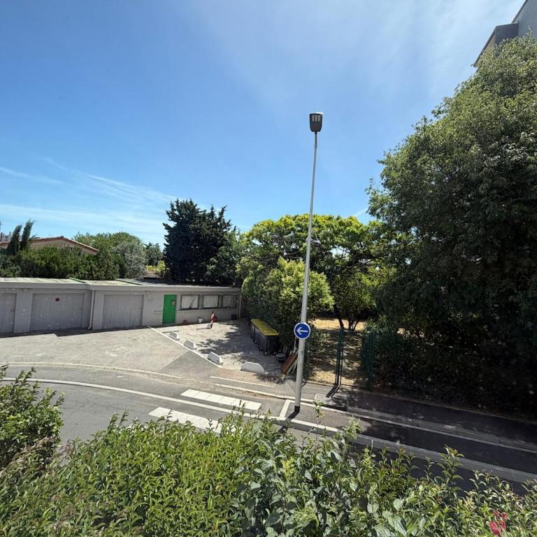 Près d'Arènes, train station, tram, center, and beaches - Two-Bedroom Apartment - 8