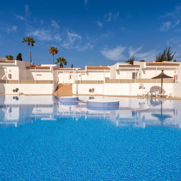 Aqua Garden Villa - Spacious 3-Bedroom Holiday Home with Terrace, BBQ & Pool Access in Costa Adeje - Villa con vistas al jardín - 1