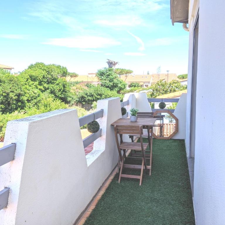 Charmant logement plain pied climatisé, 100 m de plage - Apartment mit 2 Schlafzimmern mit Balkon und Terrasse - 9